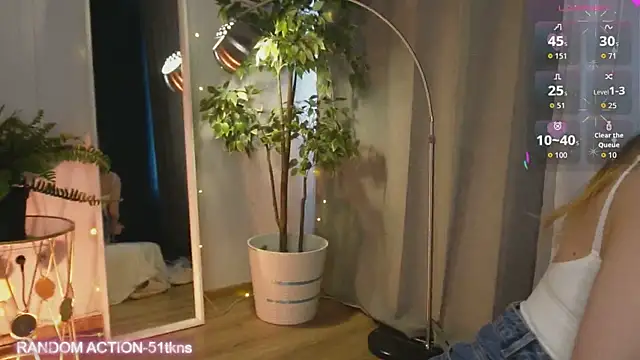 Snapshot of luna_joy_ chatting on April 18, 2026, 12:53 pm luna joy online show from April 18, 2026, 12:53 pm