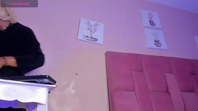 CHANELL 11INCHES online show from October 26, 2025, 11:38 am