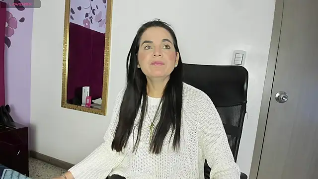 Snapshot of laura_hotties chatting on February 5, 2026, 1:27 pm laura hotties online show from February 5, 2026, 1:27 pm