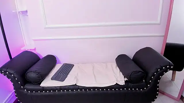 DaphneGlas online show from March 14, 2025, 9:57 am