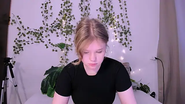 LaseyMoon online show from March 14, 2025, 4:21 am