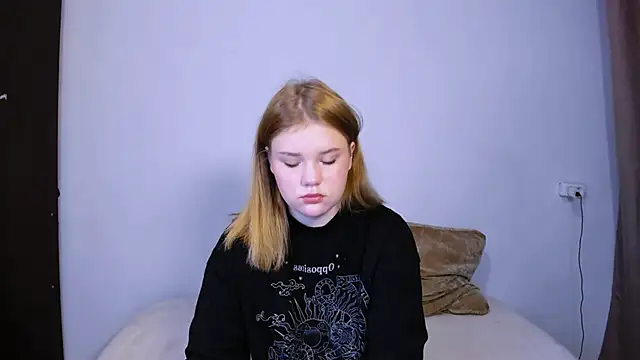 LaseyMoon online show from September 29, 2025, 11:26 am