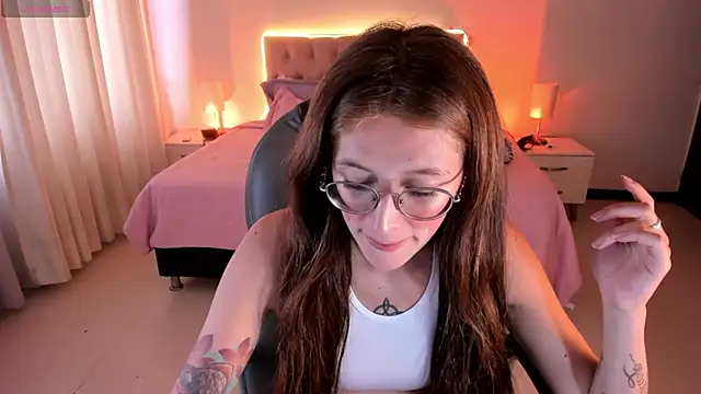 Emily Warren  online show from September 16, 2025, 7:59 pm