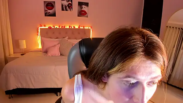 Snapshot of Emily_Warren_ chatting on April 22, 2026, 9:05 pm Emily Warren online show from April 22, 2026, 9:05 pm