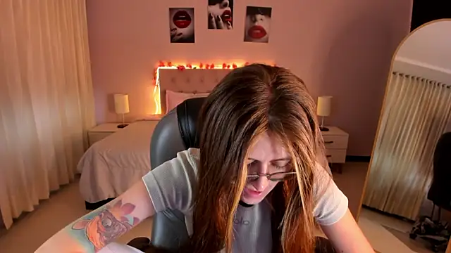 Snapshot of Emily_Warren_ chatting on April 24, 2026, 8:55 pm Emily Warren online show from April 24, 2026, 8:55 pm