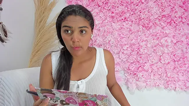 Melodymoore  online show from February 24, 2026, 10:08 pm