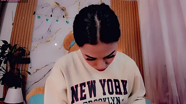 ValeriCardenas online show from April 19, 2026, 2:22 am