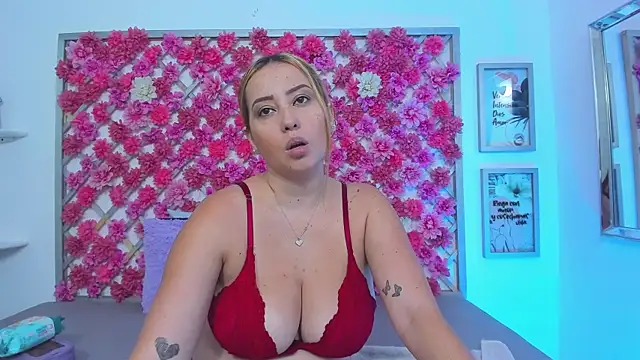 Snapshot of emmyrouse_ chatting on May 13, 2026, 7:33 pm emmyrouse online show from May 13, 2026, 7:33 pm