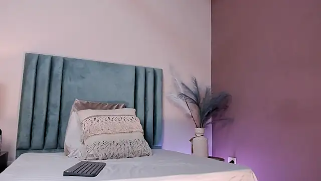 SeleneLujan online show from December 17, 2025, 12:00 pm