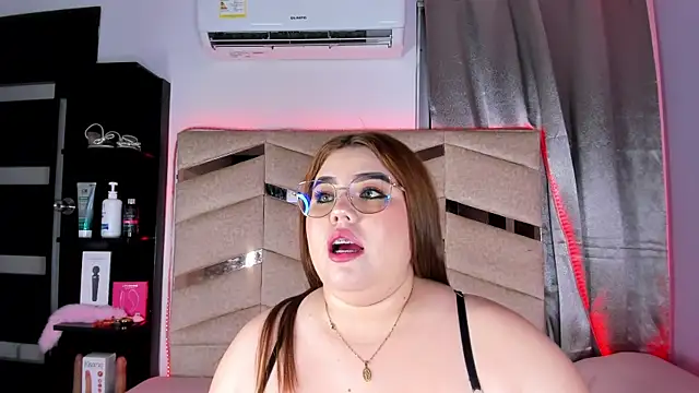Snapshot of MadissonLee__ chatting on April 28, 2026, 10:15 pm MadissonLee online show from April 28, 2026, 10:15 pm