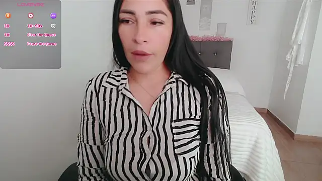 luna lgomez  online show from October 9, 2025, 12:14 pm