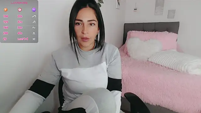 luna lgomez  online show from December 19, 2025, 12:45 pm