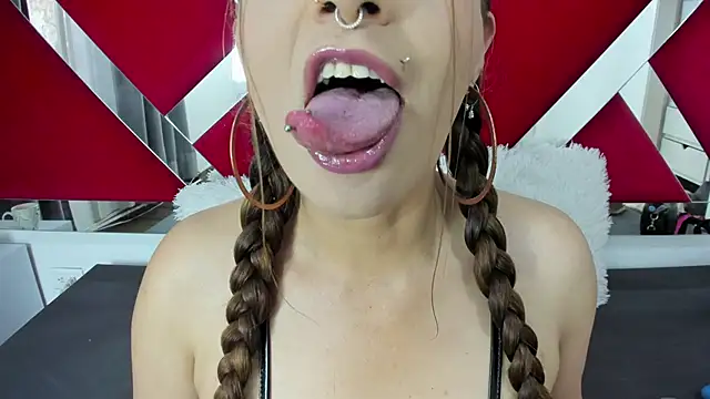 nicollewayne10 online show from October 18, 2025, 10:10 pm