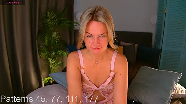 Snapshot of AssolMonet chatting on October 14, 2025, 6:25 am AssolMonet online show from October 14, 2025, 6:25 am