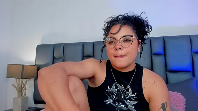 Snapshot of LunaSotto chatting on March 6, 2025, 1:48 am LunaSotto online show from March 6, 2025, 1:48 am