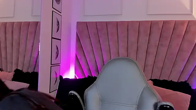 Snapshot of LunaSotto chatting on October 11, 2025, 8:07 pm LunaSotto online show from October 11, 2025, 8:07 pm