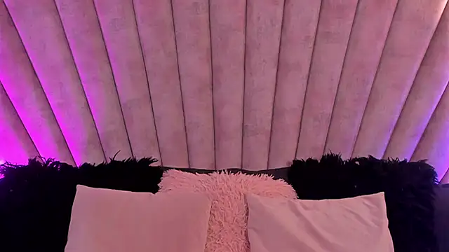 Snapshot of LunaSotto chatting on October 24, 2025, 7:32 pm LunaSotto online show from October 24, 2025, 7:32 pm