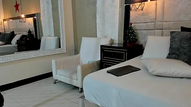 LiliJensen online show from December 2, 2025, 8:15 pm