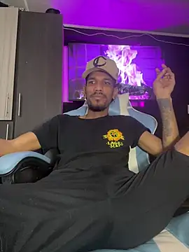 Snapshot of Miguel_bigcock chatting on March 11, 2025, 4:40 pm Miguel bigcock online show from March 11, 2025, 4:40 pm