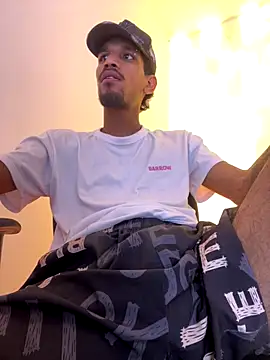 Snapshot of Miguel_bigcock chatting on December 15, 2025, 2:27 am Miguel bigcock online show from December 15, 2025, 2:27 am