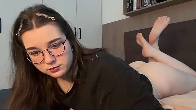 Snapshot of BeeBlossom chatting on March 21, 2025, 3:24 pm BeeBlossom online show from March 21, 2025, 3:24 pm