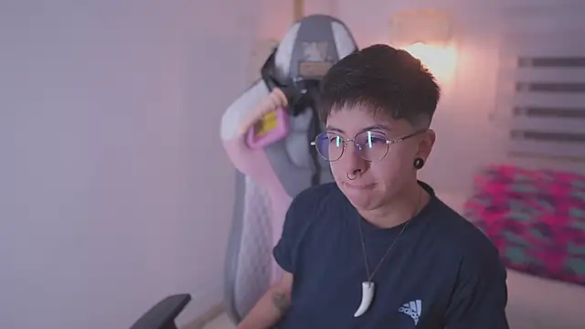 Snapshot of tommy_blue chatting on September 16, 2025, 1:17 am tommy blue online show from September 16, 2025, 1:17 am