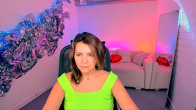 NicoleHitman online show from October 12, 2025, 5:17 am