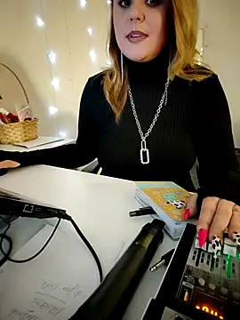 Juicy PeachLux online show from March 12, 2025, 1:51 pm