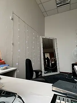 Juicy PeachLux online show from September 10, 2025, 5:40 am