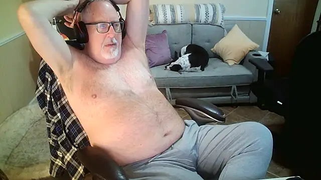 Snapshot of superbearboss chatting on June 6, 2026, 3:17 pm superbearboss online show from June 6, 2026, 3:17 pm