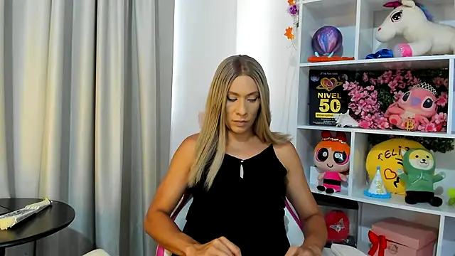 Snapshot of davinaclaire chatting on July 17, 2026, 7:08 pm davinaclaire online show from July 17, 2026, 7:08 pm