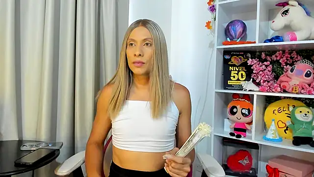 Snapshot of davinaclaire chatting on July 19, 2026, 5:05 pm davinaclaire online show from July 19, 2026, 5:05 pm