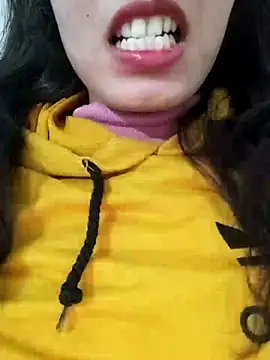 saraaxx1 online show from December 17, 2025, 4:24 pm