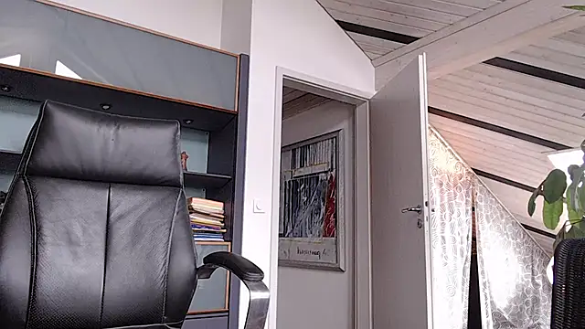 Snapshot of munichrubber chatting on December 4, 2024, 8:23 am munichrubber online show from December 4, 2024, 8:23 am