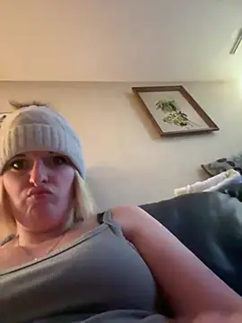 KITTYBOOBOOFUXX online show from February 2, 2026, 5:28 am