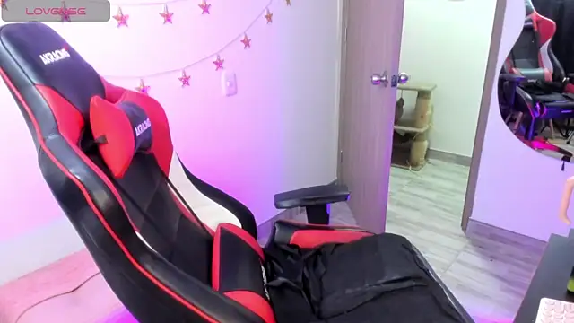 Snapshot of LindaSilverstone chatting on November 19, 2025, 11:27 pm LindaSilverstone online show from November 19, 2025, 11:27 pm