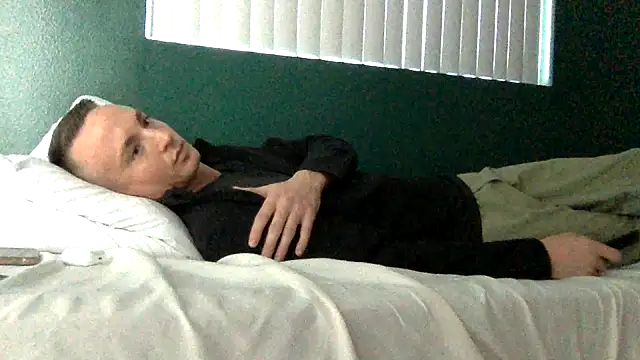 Snapshot of TheDaddy005 chatting on March 12, 2025, 12:42 am TheDaddy005 online show from March 12, 2025, 12:42 am