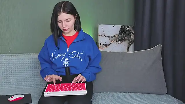 Charlotte Woods online show from September 14, 2025, 4:11 am