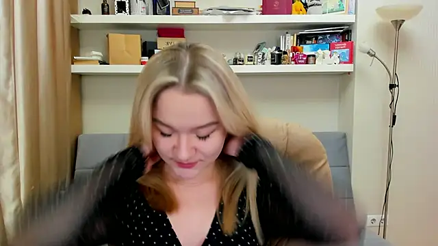 Kara Smith  online show from February 19, 2025, 10:20 pm