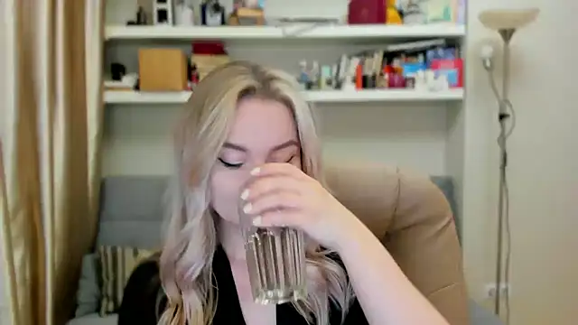 Kara Smith  online show from September 12, 2025, 10:10 pm