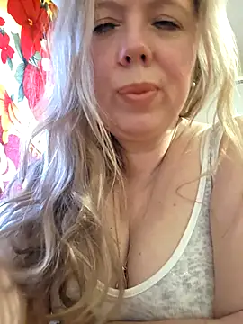 Irina3718 online show from April 28, 2026, 3:17 pm