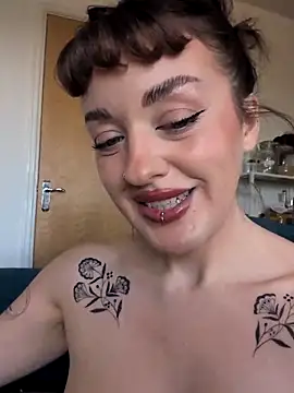 Petite Juicy Olive online show from April 24, 2026, 9:01 am