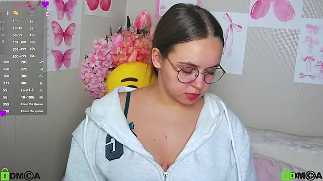 Snapshot of Lilysweet13 chatting on October 3, 2025, 10:45 am Lilysweet13 online show from October 3, 2025, 10:45 am