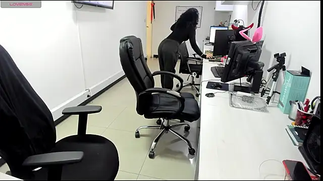 jenn cg online show from October 13, 2025, 3:56 pm