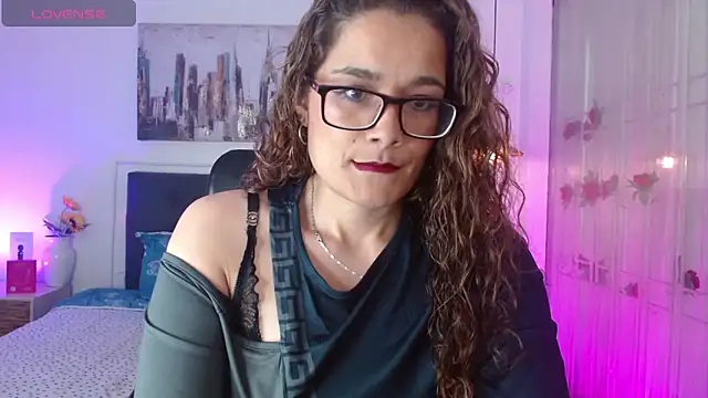Rose Thompson1 online show from May 11, 2026, 4:04 pm