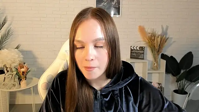 Snapshot of LoisCubitt chatting on March 13, 2025, 3:06 pm LoisCubitt online show from March 13, 2025, 3:06 pm