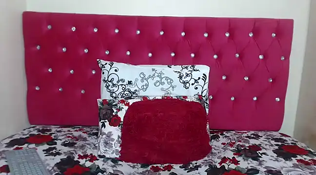 LUNAx02 online show from March 18, 2025, 11:31 pm