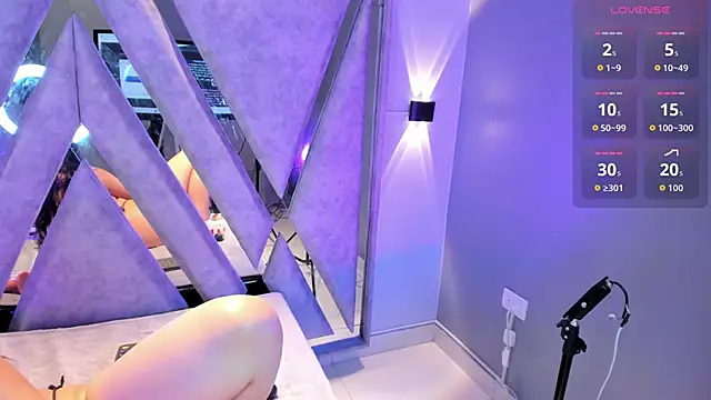 Alice 26  online show from March 31, 2026, 1:55 pm