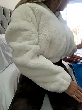 Alyssa 76 online show from November 21, 2025, 3:33 pm