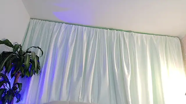 YuliethPetite online show from July 17, 2026, 12:34 pm